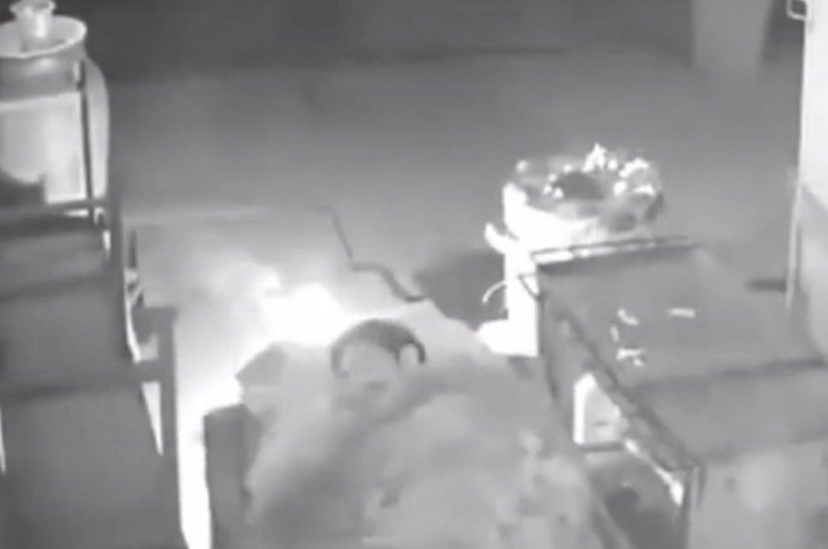 Hindistan’da güvenlik görevlisinin yastığını ateşe verdi