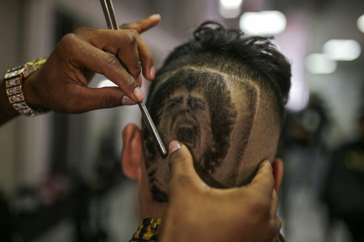 Hayranları Maradona'nın portresini kafalarına kazıttı