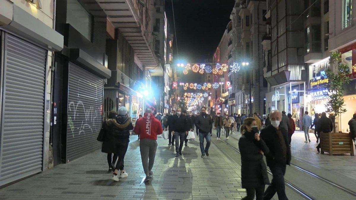 Yasağa bir saat kala İstiklal Caddesi'ndeki yoğunluk devam etti