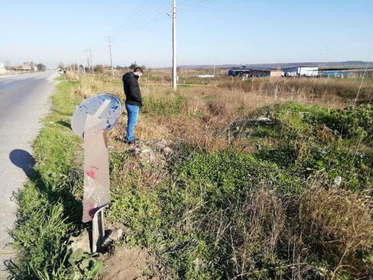 Balıkesir'de motosikletiyle trafik levhasına çarpan sürücü, hayatını kaybetti