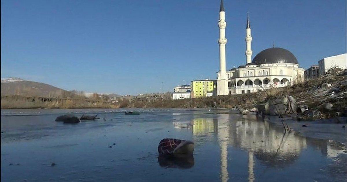 Ardahan'da Kura Nehri'nin yüzeyi buz tuttu