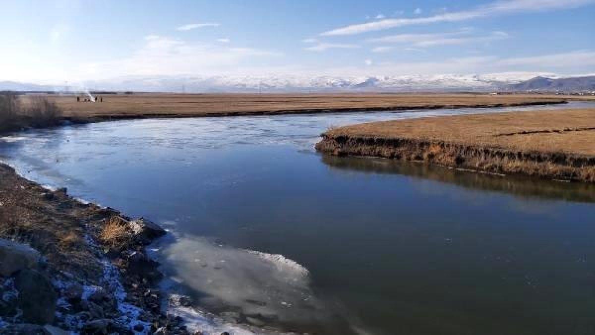 Ardahan'da Kura Nehri'nin yüzeyi buz tuttu