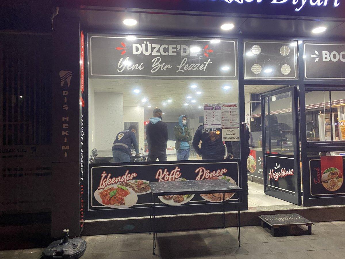 Düzce'de kısıtlamaya uymayan köfteci ve müşteri ceza yedi