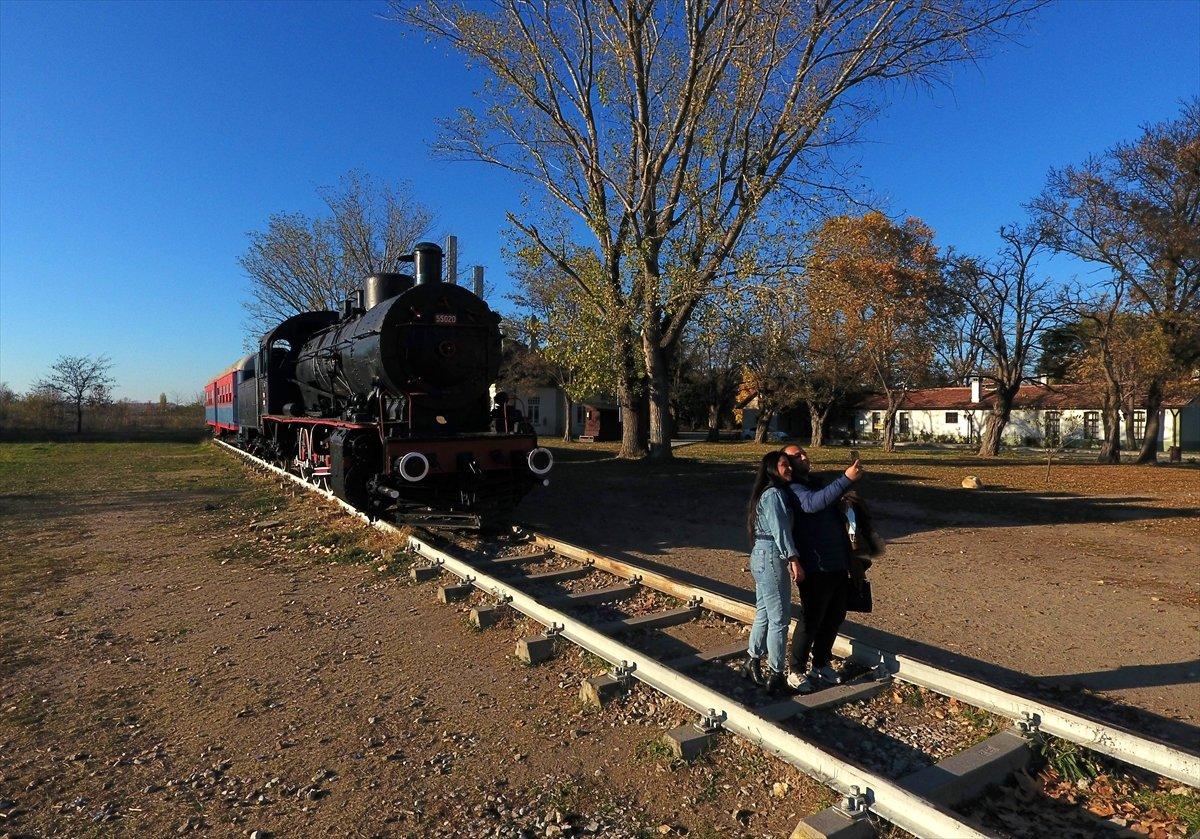 Edirne'de eski tren garı, hazan mevsiminde de fotoğrafçıları cezbediyor