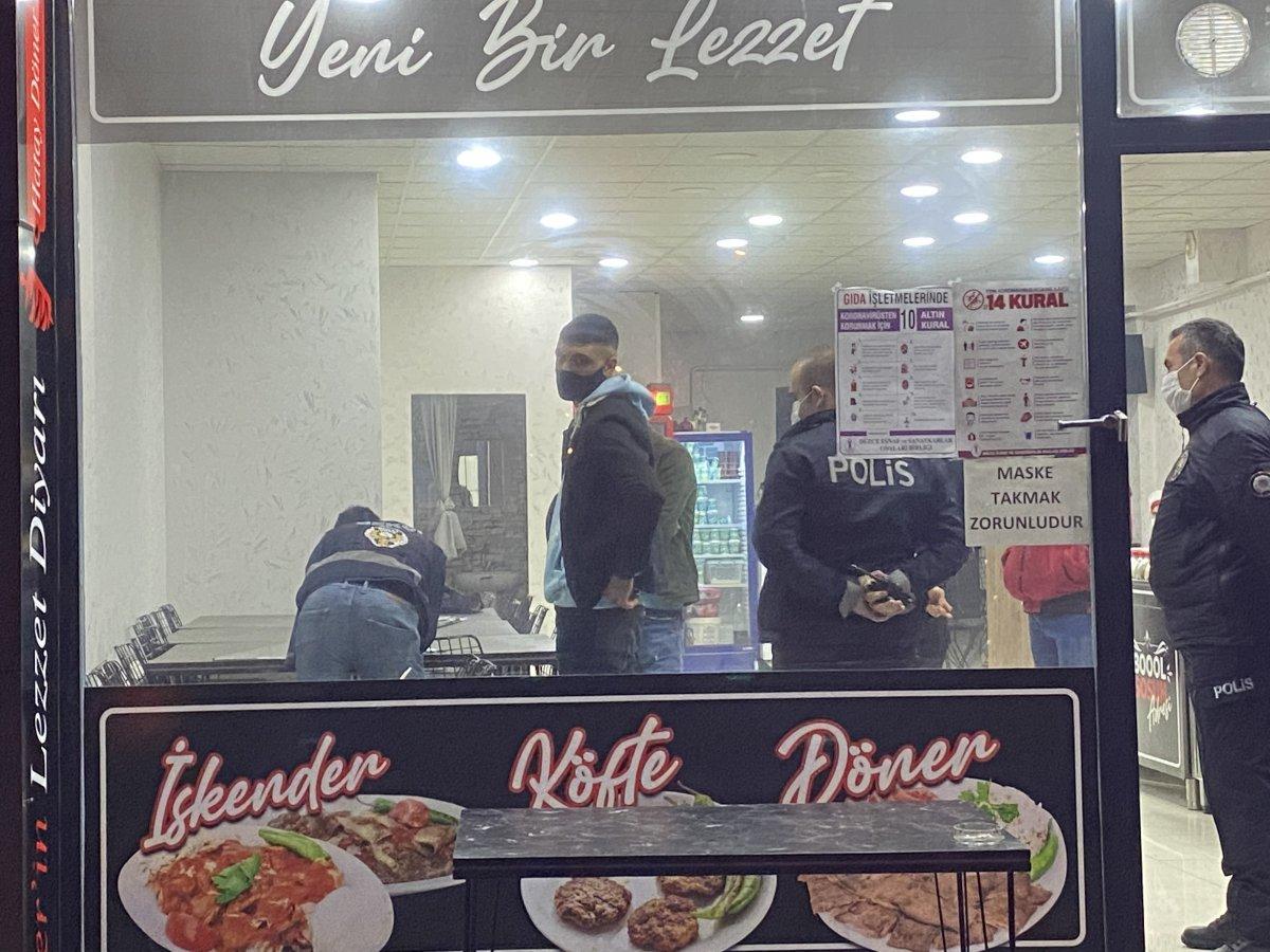 Düzce'de kısıtlamaya uymayan köfteci ve müşteri ceza yedi