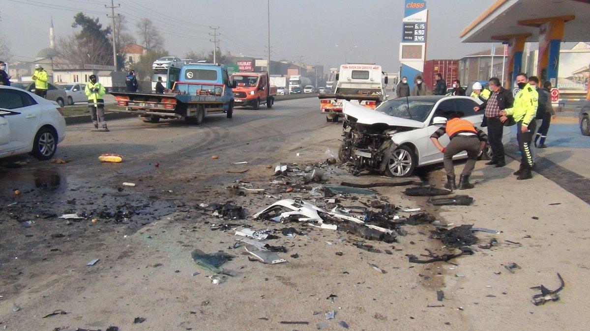 Bursa-Ankara karayolunda iki otomobil çarpıştı