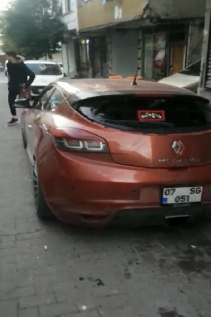 Zeytinburnu'nda maskeli hırsızlar, araçtan ses sistemi çaldı