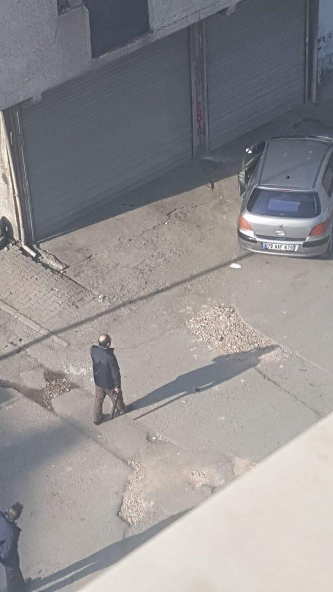 Sultangazi'de oğlunu pompalı tüfekle vurup yanında bekledi