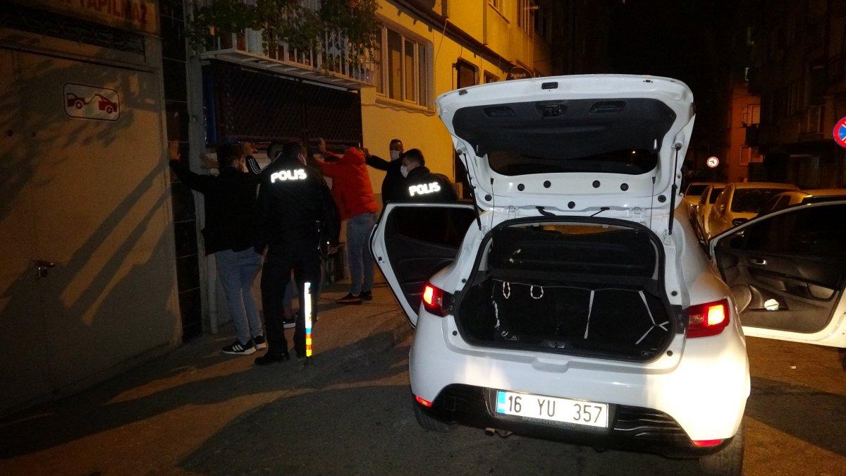 Bursa'da kısıtlamadan kaçan şüphelinin çorabında uyuşturucu bulundu