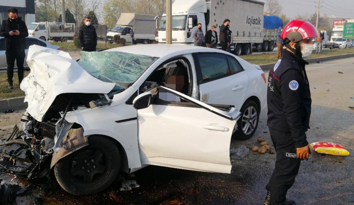 Bursa-Ankara karayolunda iki otomobil çarpıştı