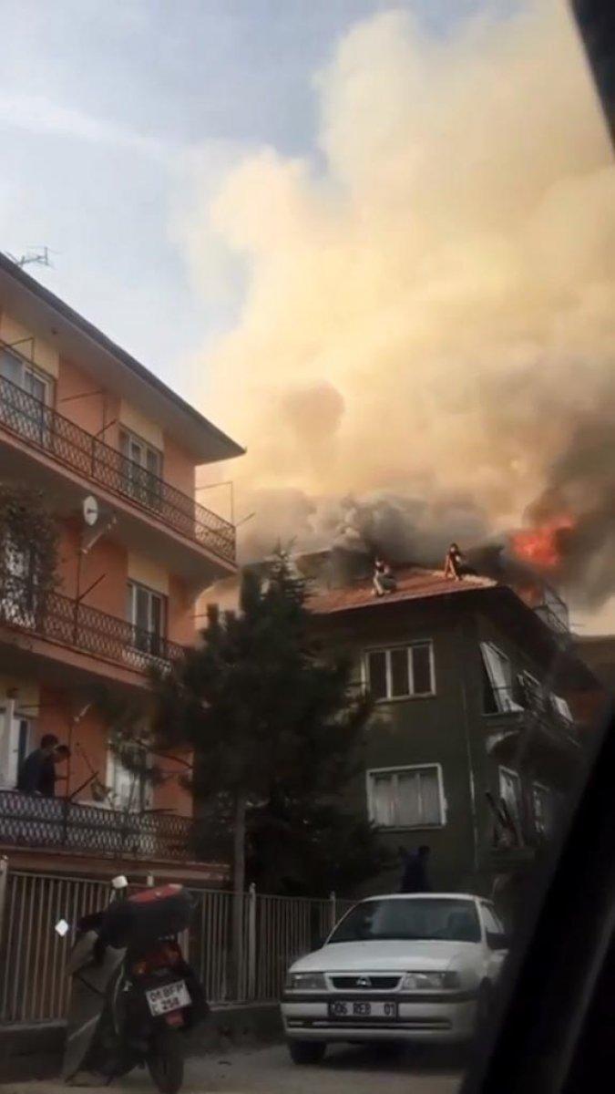 Ankara'da yangında çatıda mahsur kalan 4 kişi kurtarıldı