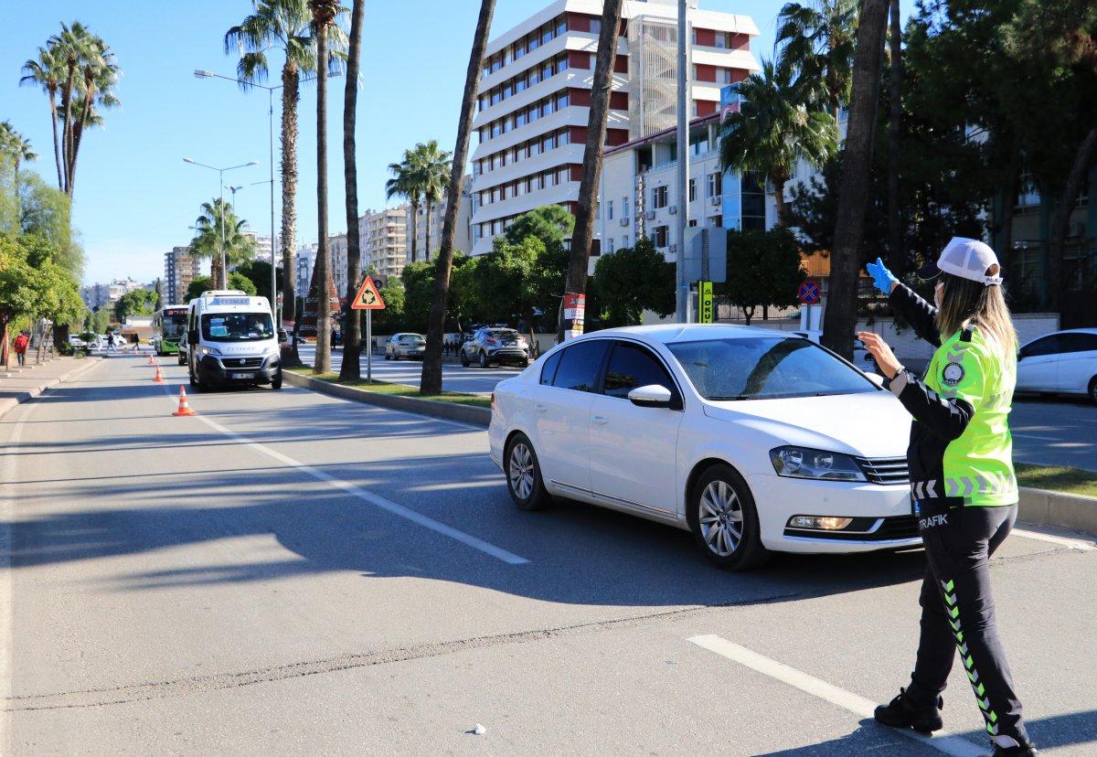 Adana’da maske cezası yiyen kadın, polisleri tehdit etti