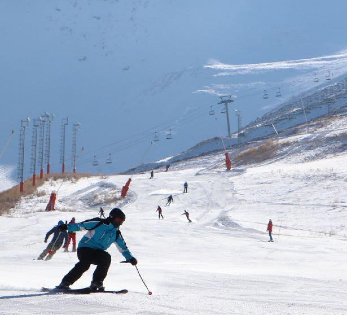 Palandöken'de yapay karla kayak keyfi