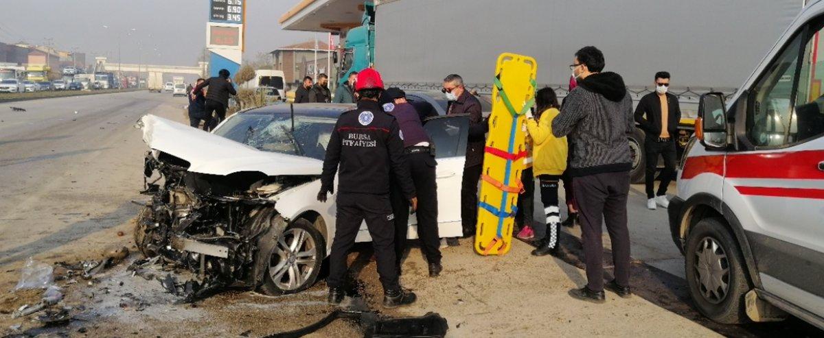 Bursa-Ankara karayolunda iki otomobil çarpıştı