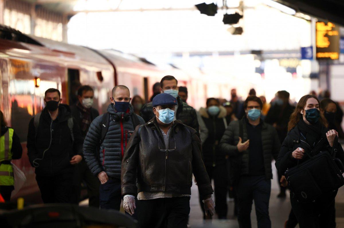 İngiltere'de, koronavirüs aşısına ikna için ünlülere başvurulacak