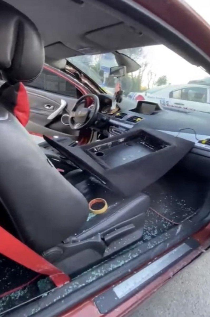 Zeytinburnu'nda maskeli hırsızlar, araçtan ses sistemi çaldı