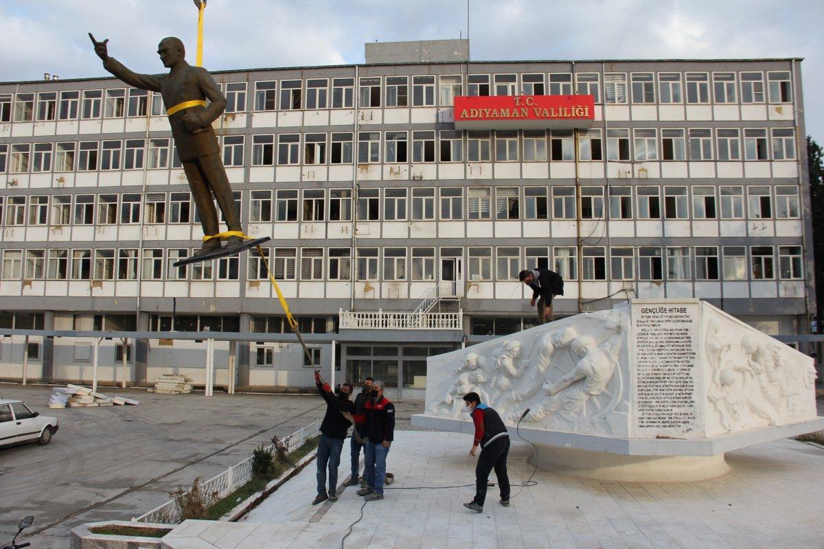 Adıyaman'da yarım tonluk Atatürk heykelinin vinç yardımıyla nakli yapıldı