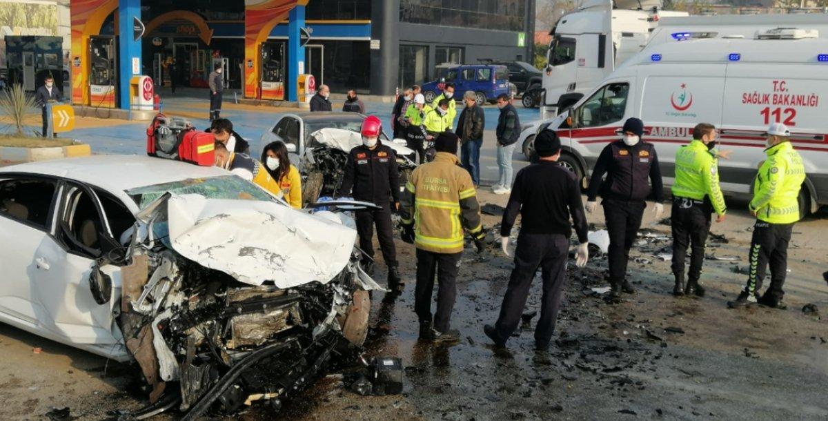 Bursa-Ankara karayolunda iki otomobil çarpıştı