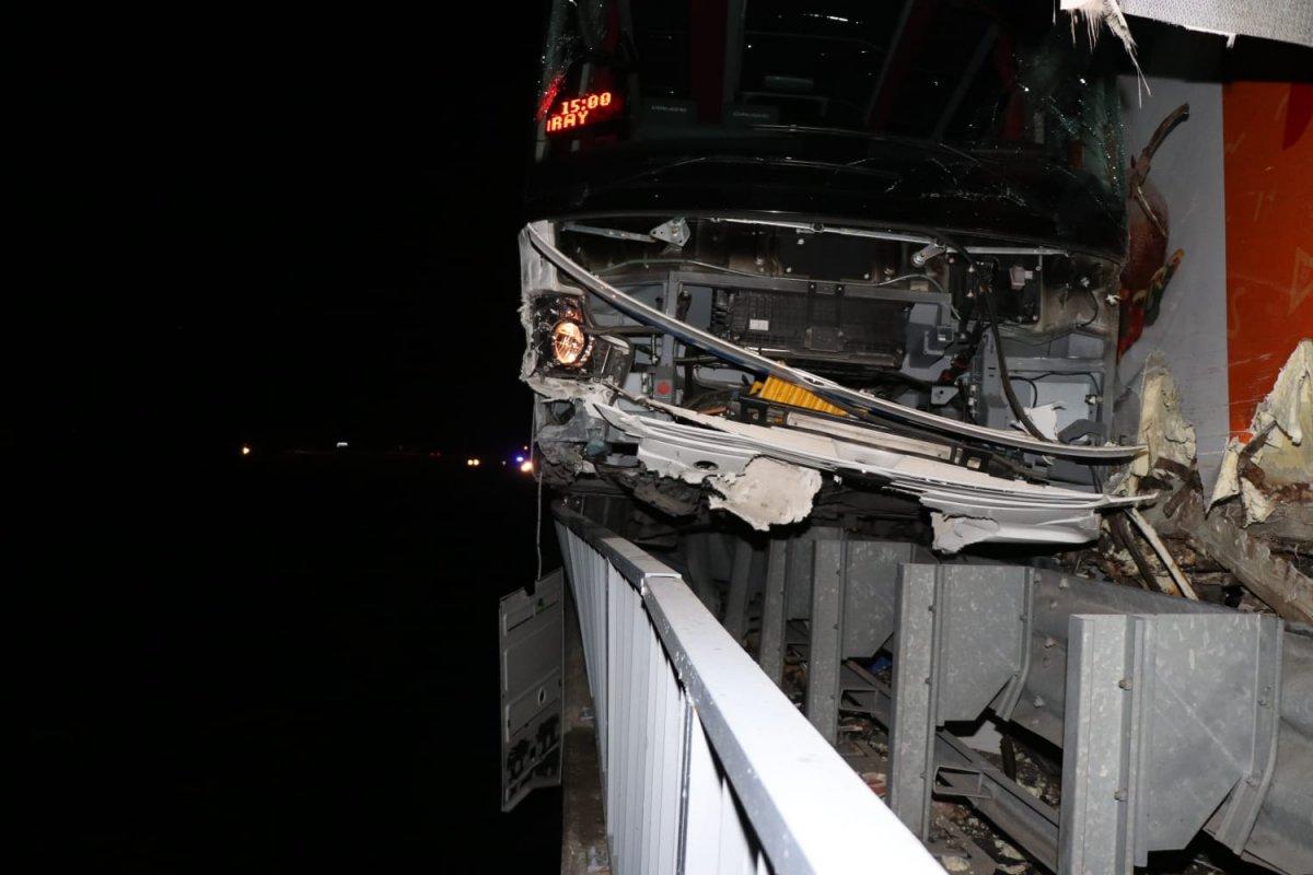 Adana’da yolcu otobüsü ile tır çarpıştı: 4 yaralı