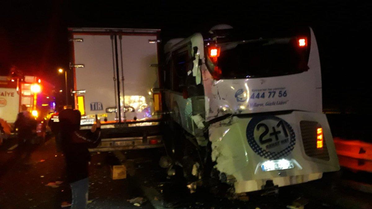 Adana’da yolcu otobüsü ile tır çarpıştı: 4 yaralı
