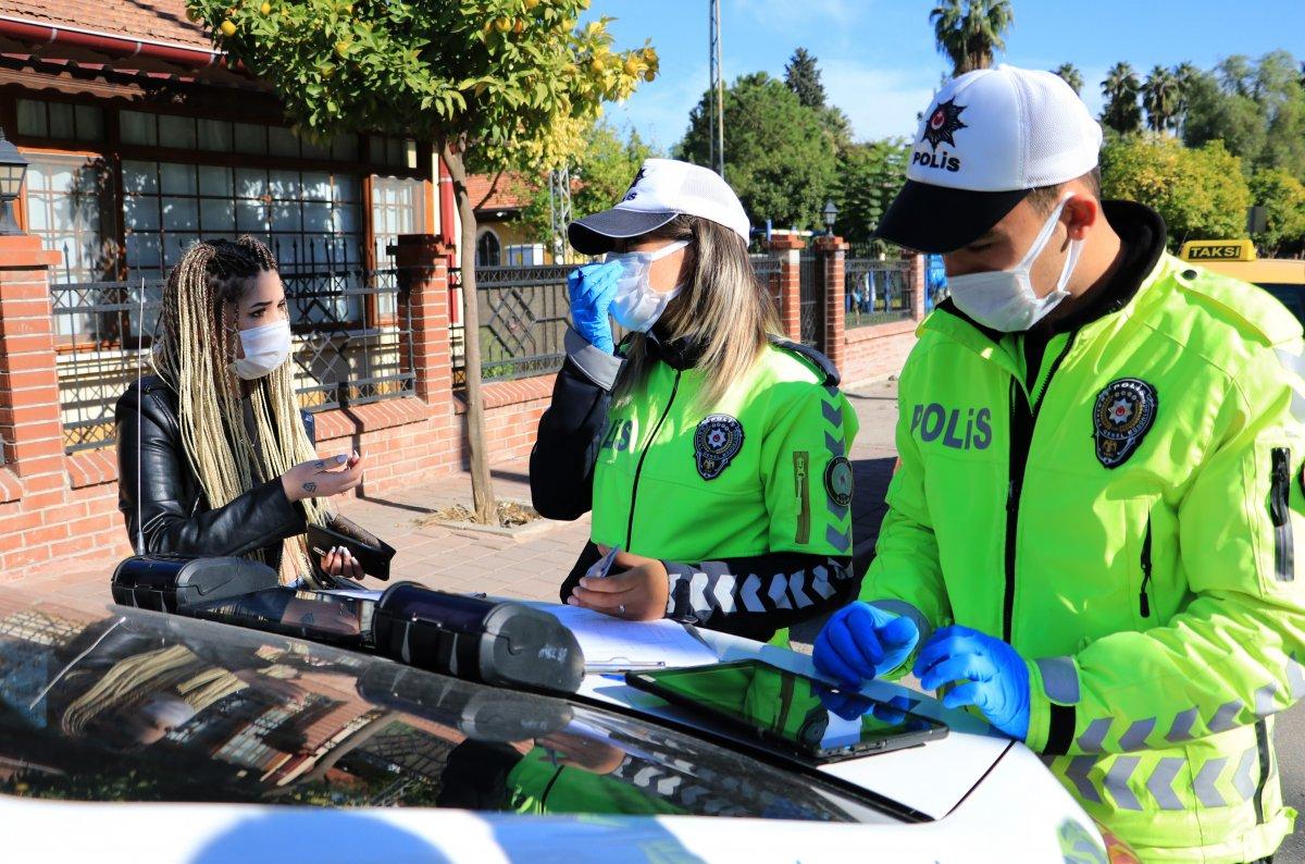 Adana’da maske cezası yiyen kadın, polisleri tehdit etti