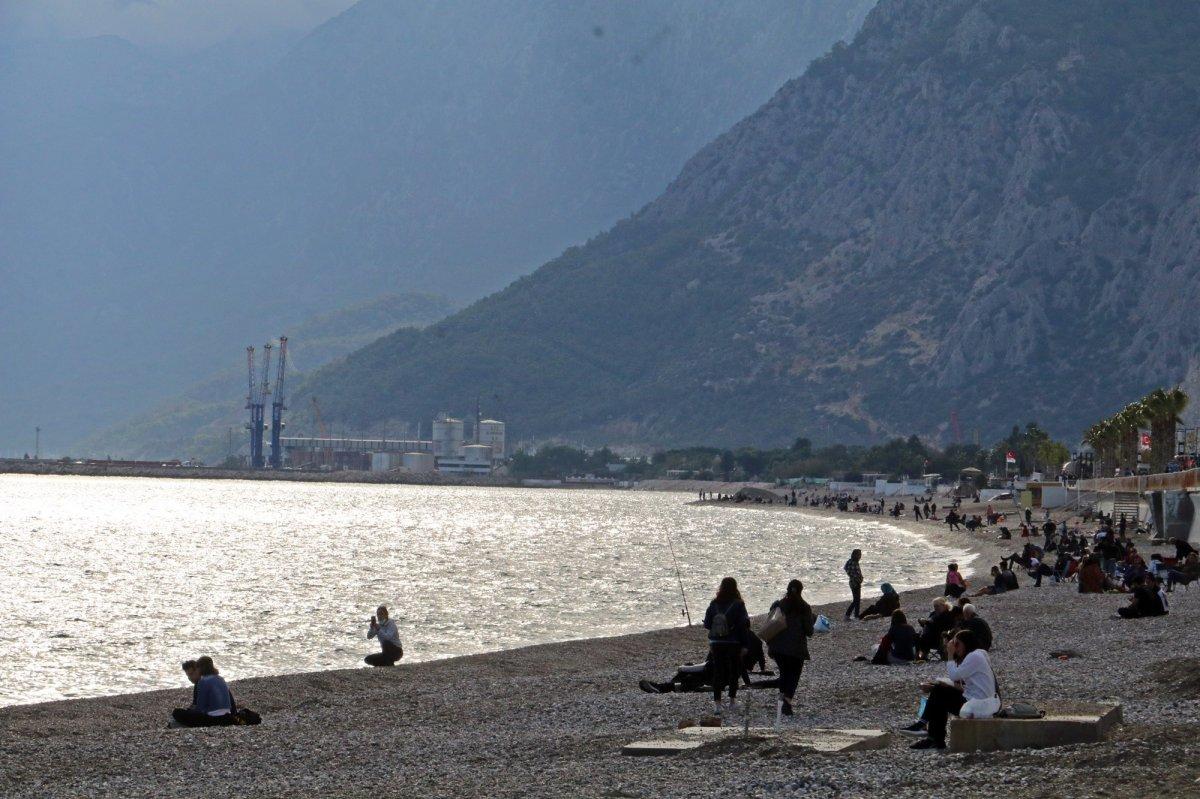 Antalya'da vatandaşlar, kısıtlama öncesi Konyaaltı sahiline koştu