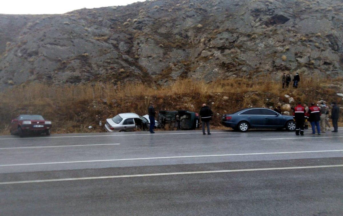 Sivas'ta buzlanan yolda 11 araç şarampole düştü