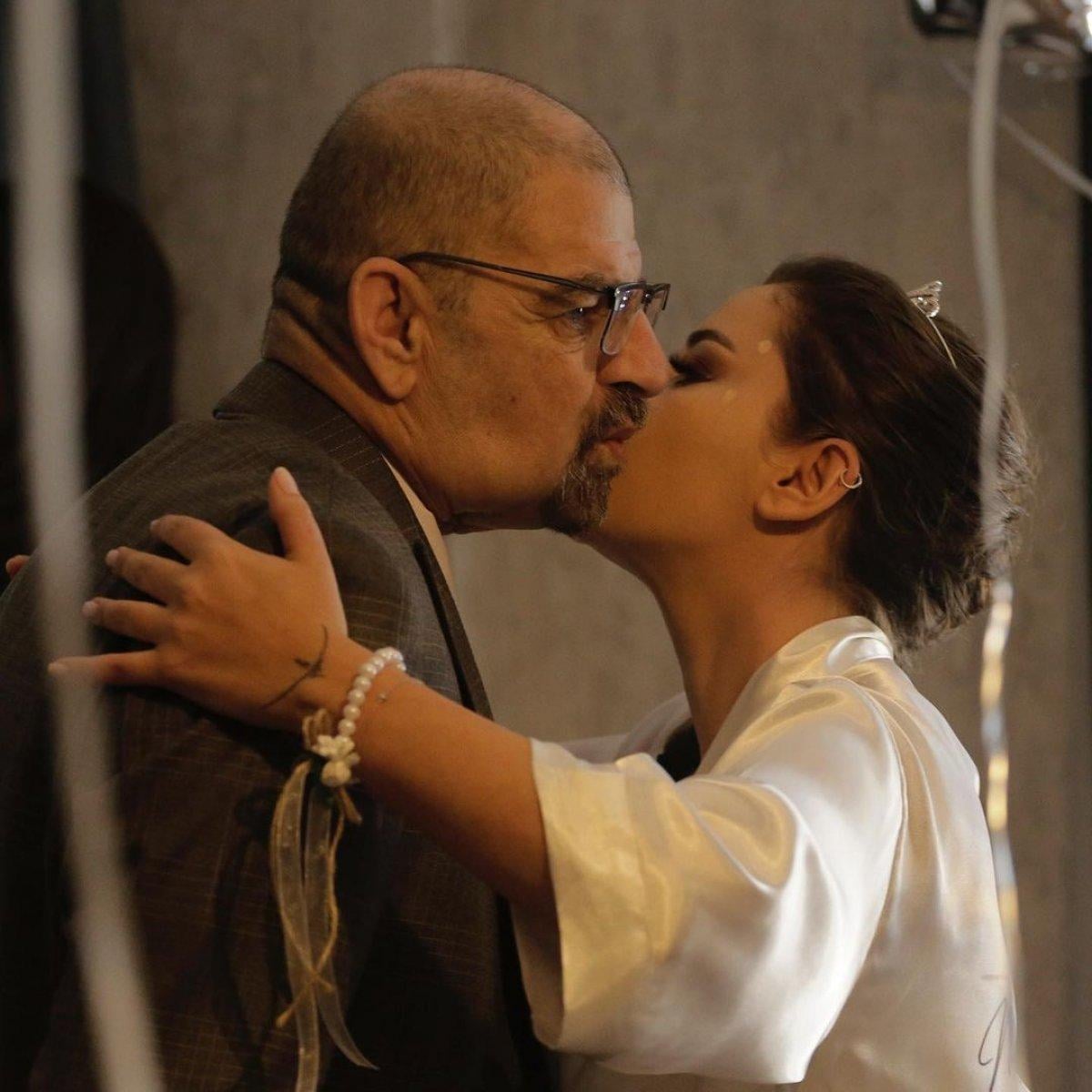 Merve Özbey babasını kaybetti