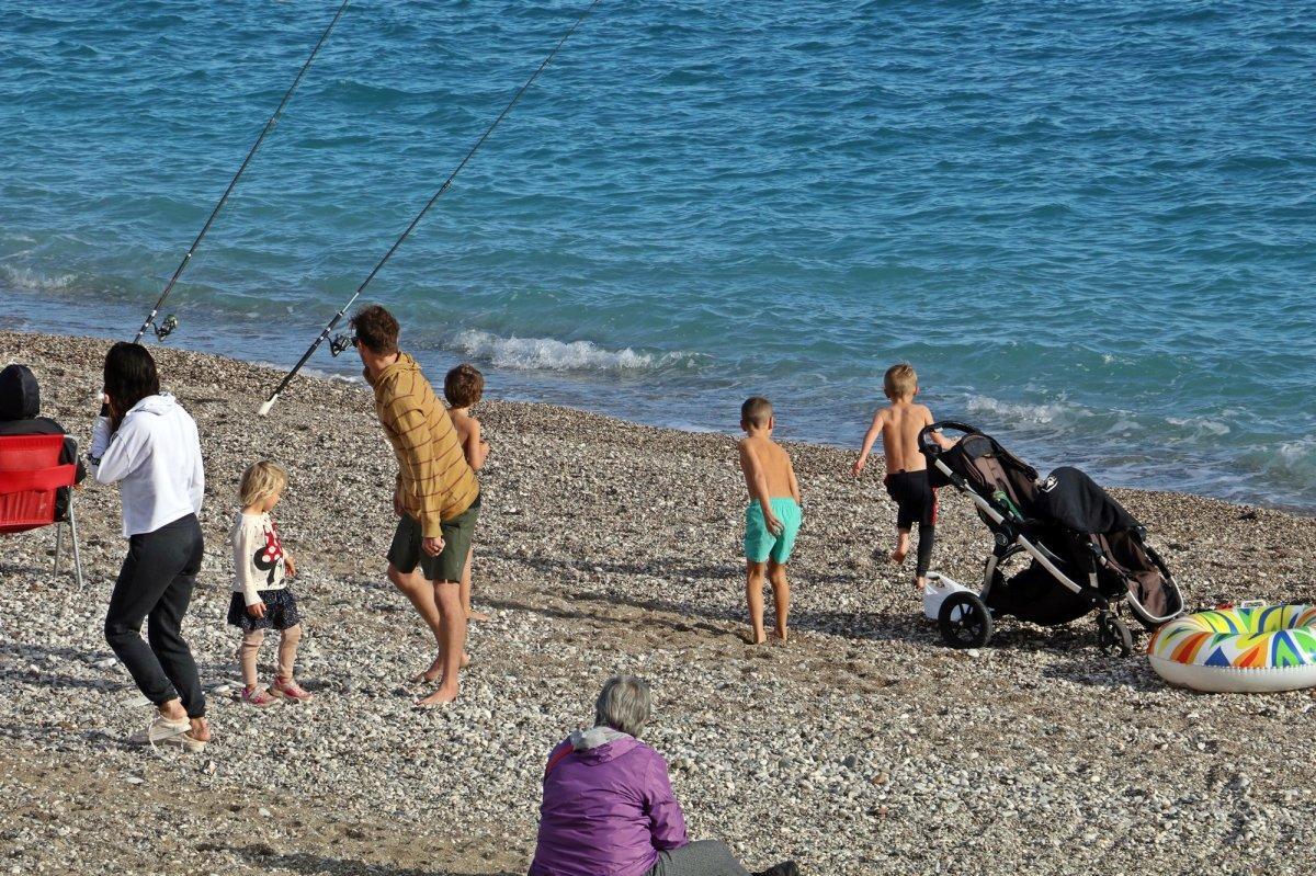 Antalya'da vatandaşlar, kısıtlama öncesi Konyaaltı sahiline koştu