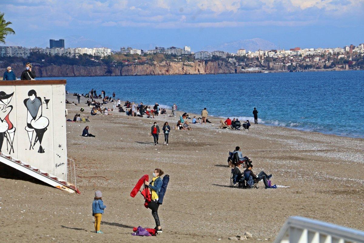 Antalya'da vatandaşlar, kısıtlama öncesi Konyaaltı sahiline koştu