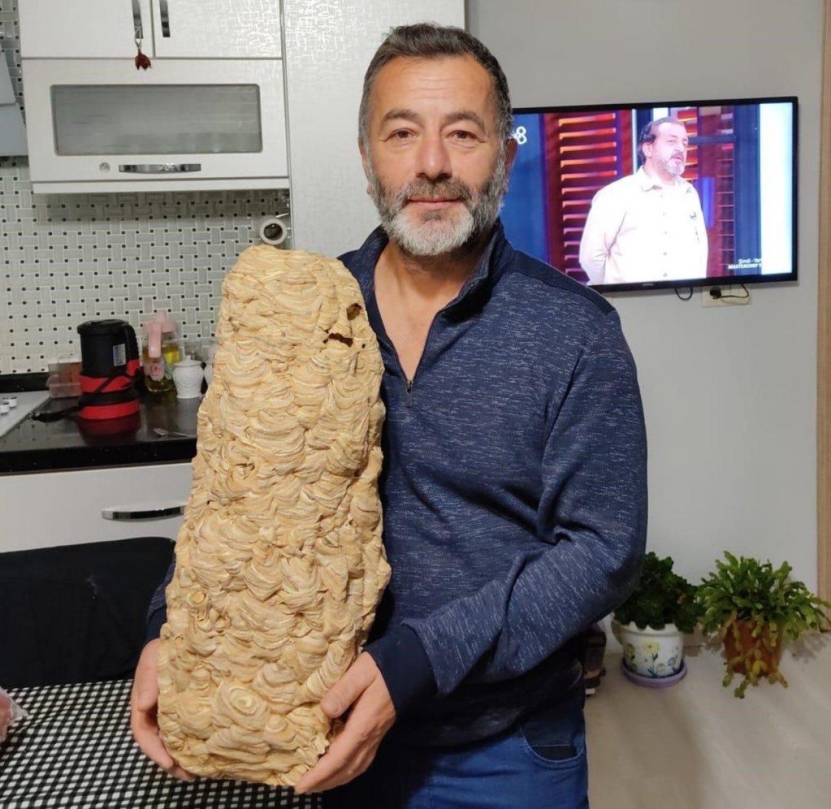 Rize'de evinin çatısında dev yaban arısı yuvası buldu