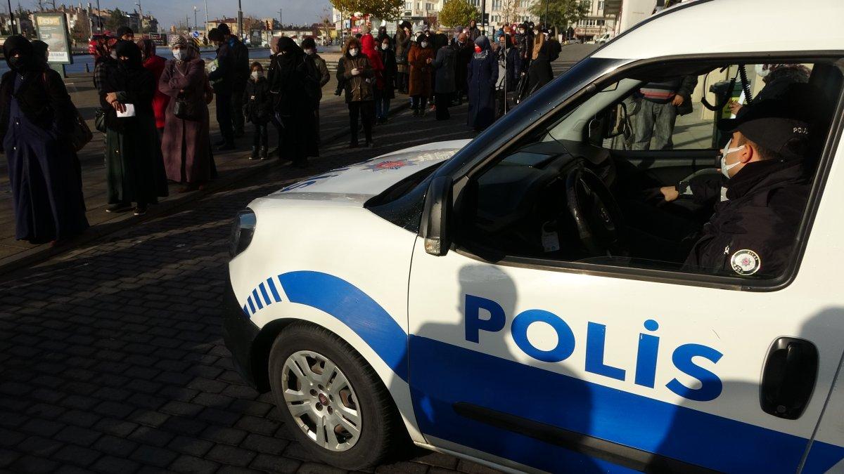 Sivas'ta sosyal mesafesiz yardım kuyruğu