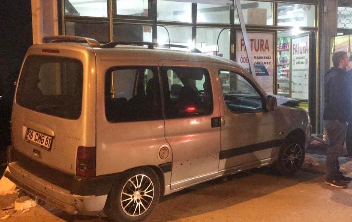 Bursa’da freni patlayan kamyonet markete daldı