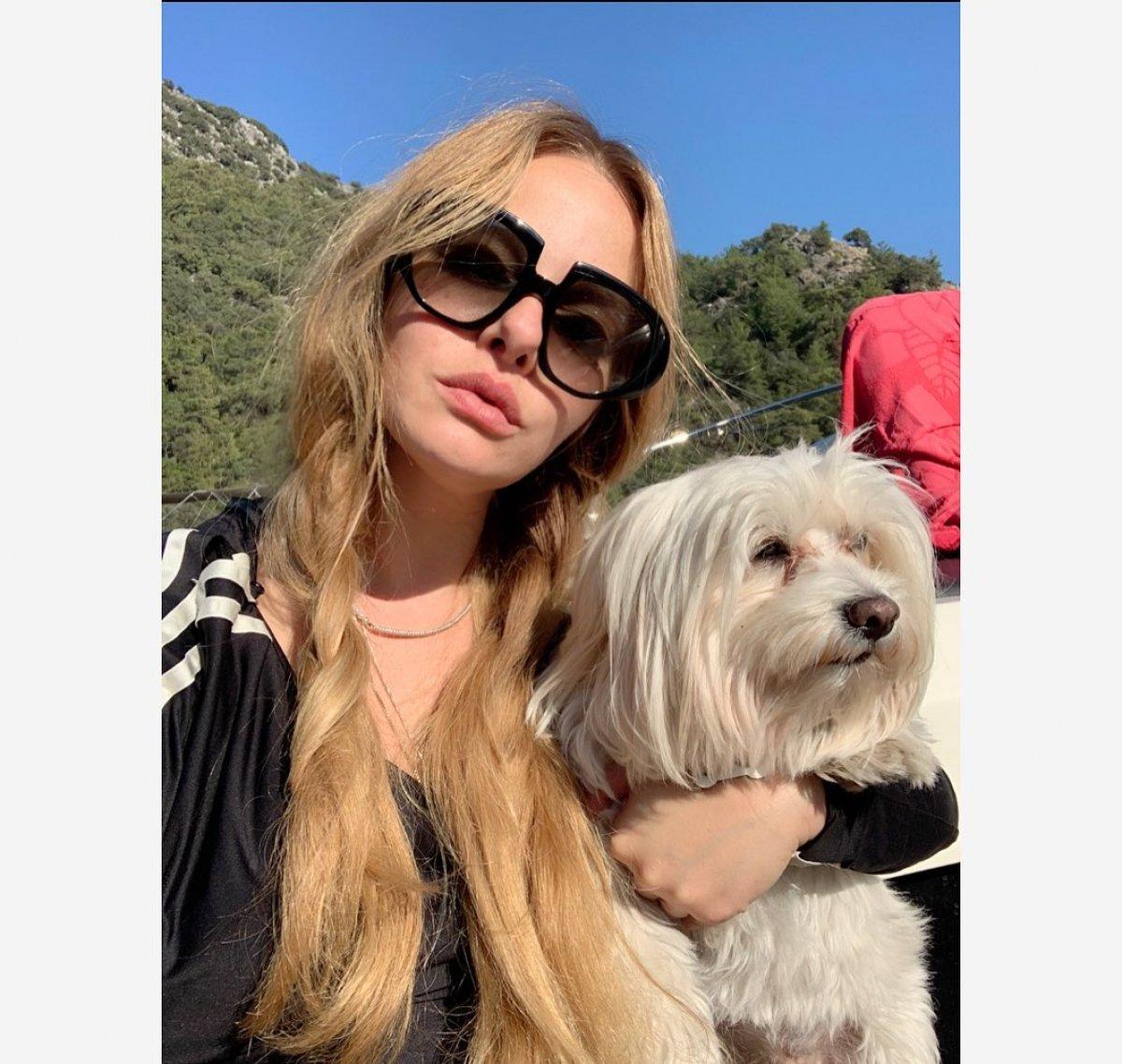 Naz Elmas denize girdi