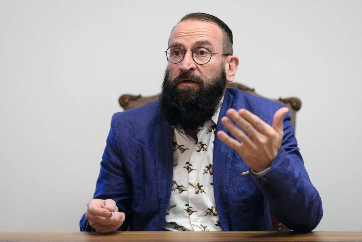 Brüksel'de milletvekili, eşcinsel partisinde basıldı