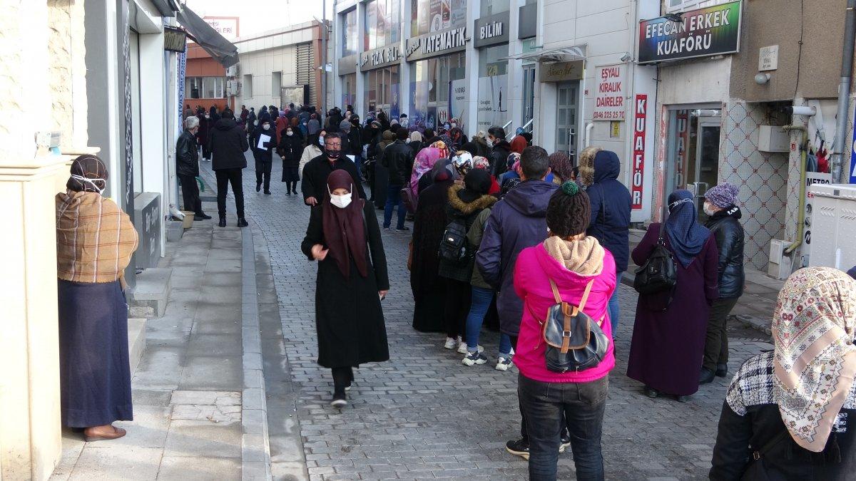 Sivas'ta sosyal mesafesiz yardım kuyruğu