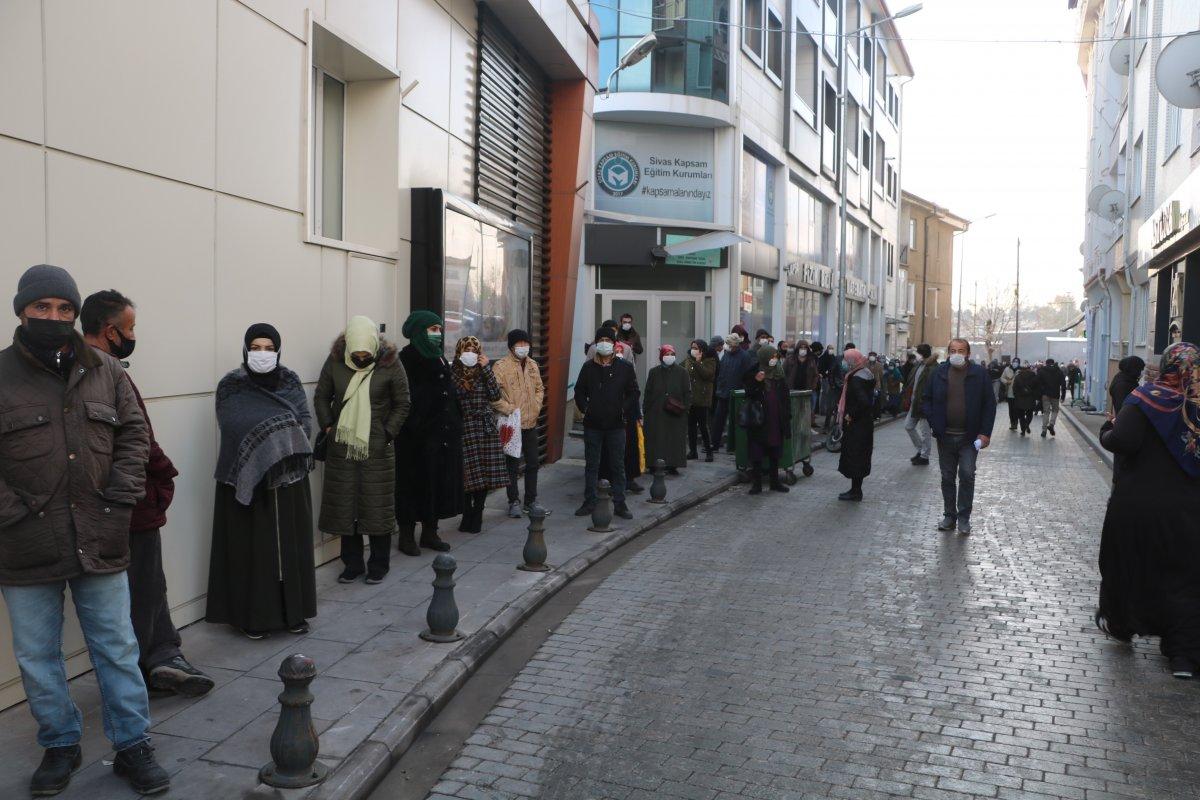 Sivas'ta sosyal mesafesiz yardım kuyruğu
