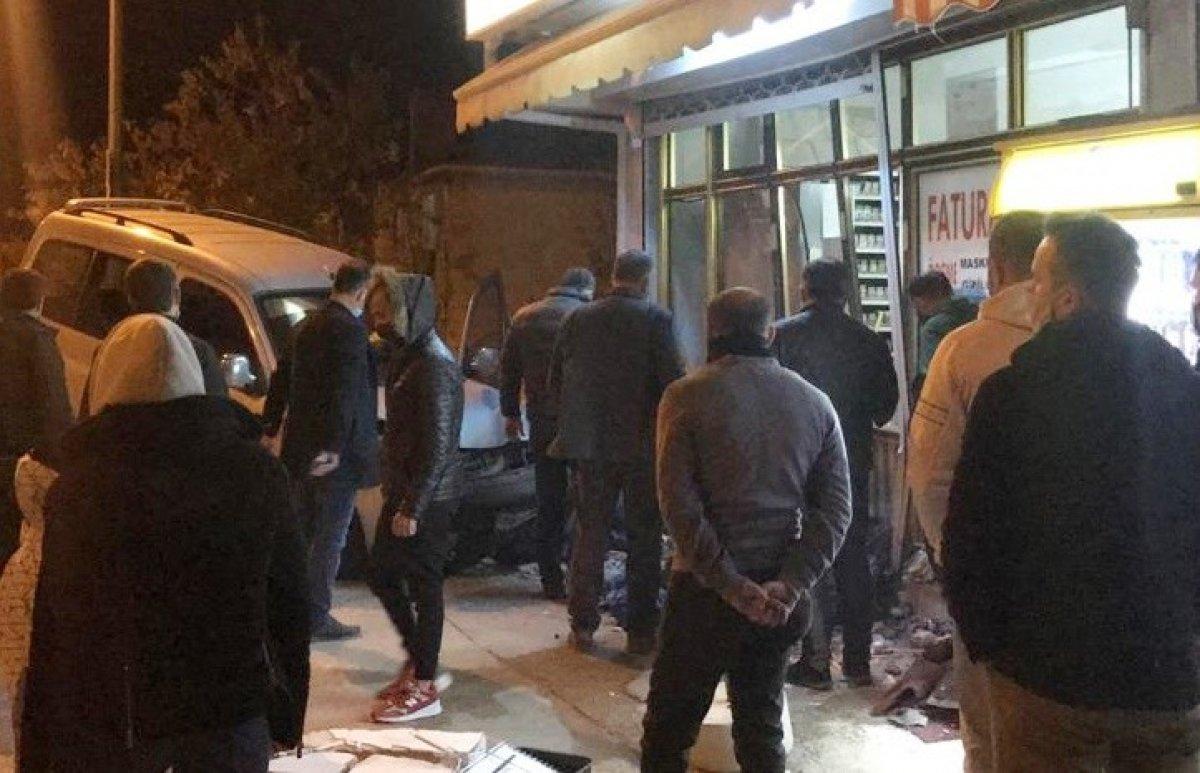 Bursa’da freni patlayan kamyonet markete daldı