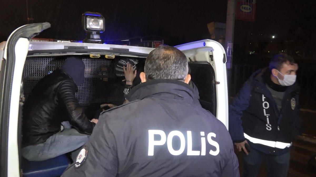 Bursa'da otomobille gezerek uyuşturucu içen 4 şüpheli yakalandı