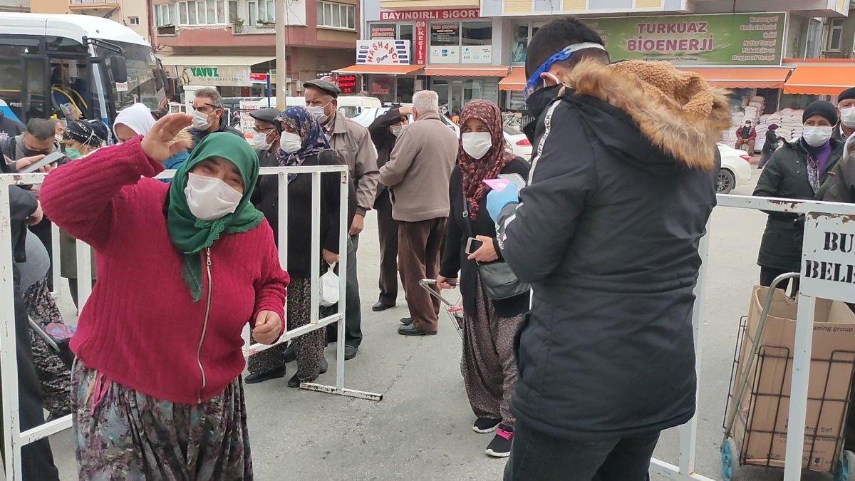 Burdur'da pazara giden yaşlılar HES kodundan habersiz
