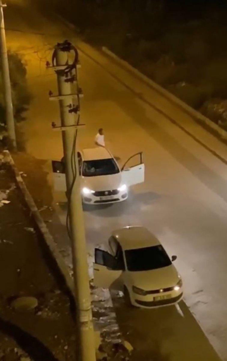 Antalya’da otomobil içerisindeki kadının yüzüne tekme attı