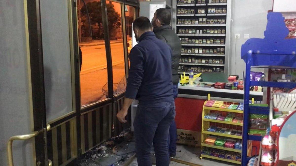 Bursa’da freni patlayan kamyonet markete daldı