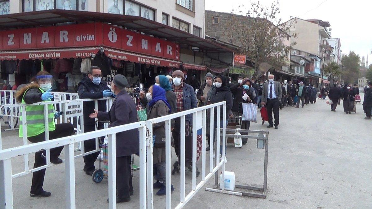 Burdur'da pazara giden yaşlılar HES kodundan habersiz