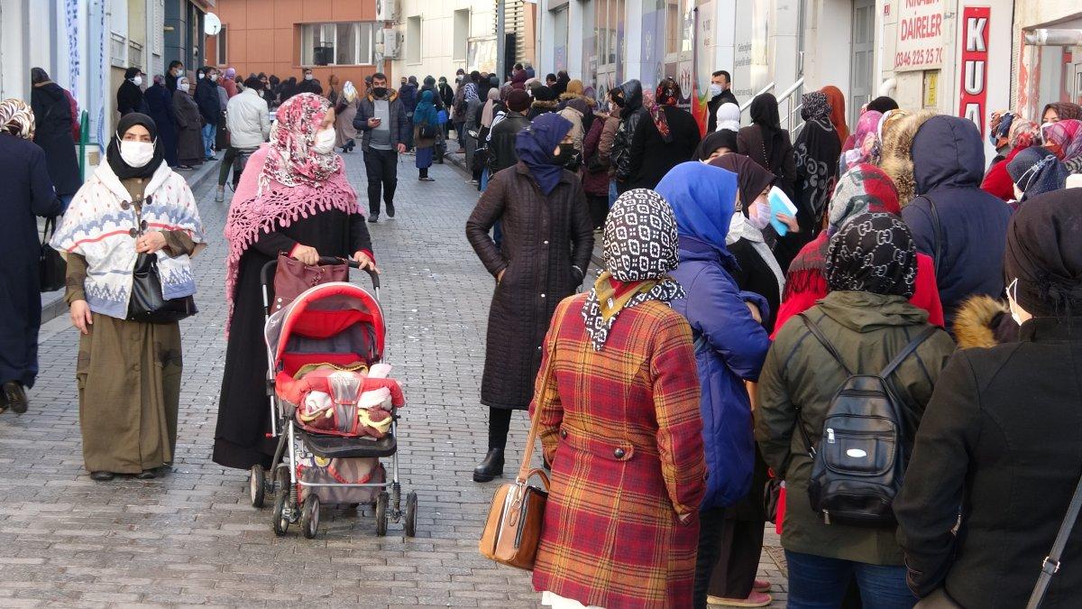 Sivas'ta sosyal mesafesiz yardım kuyruğu