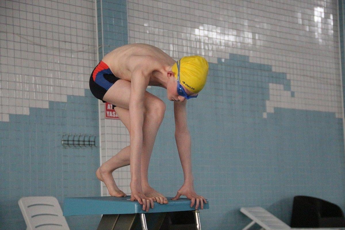 Konya'da Albinizm hastası Hüseyin Ali, azmiyle kendisi gibi çocuklara cesaret veriyor