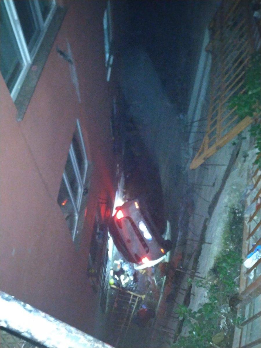 Kağıthane’de kontrolden çıkan otomobil, apartman boşluğuna düştü