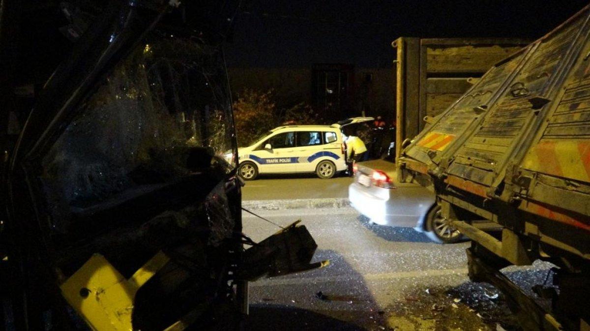 Ümraniye’de İETT otobüsü kamyonete çarptı: 2 yaralı