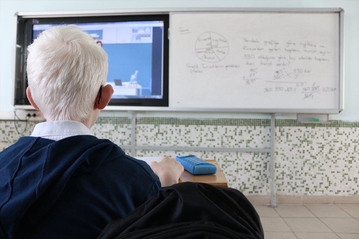 Konya'da Albinizm hastası Hüseyin Ali, azmiyle kendisi gibi çocuklara cesaret veriyor