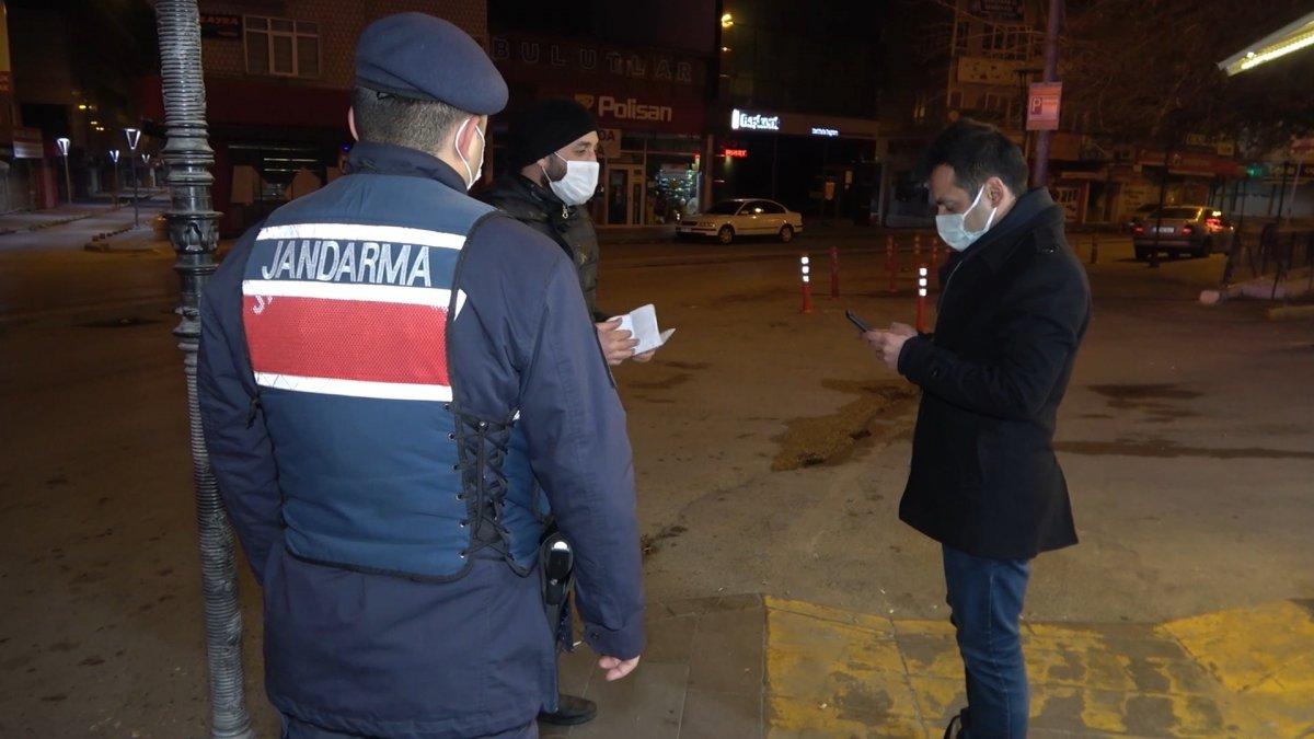 Kırıkkale'de kimse yok diye dışarıda sigara içen genç, ceza yedi