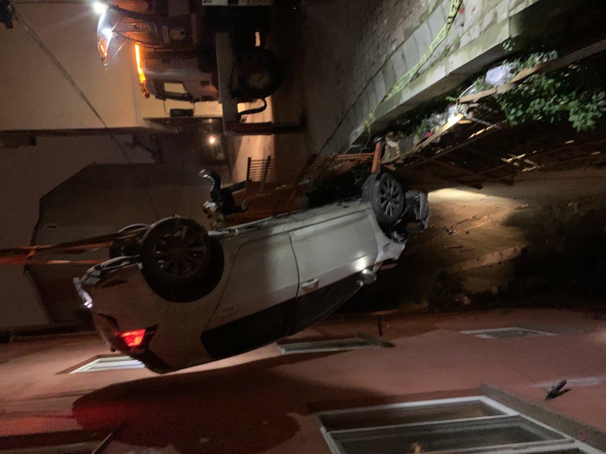 Kağıthane’de kontrolden çıkan otomobil, apartman boşluğuna düştü